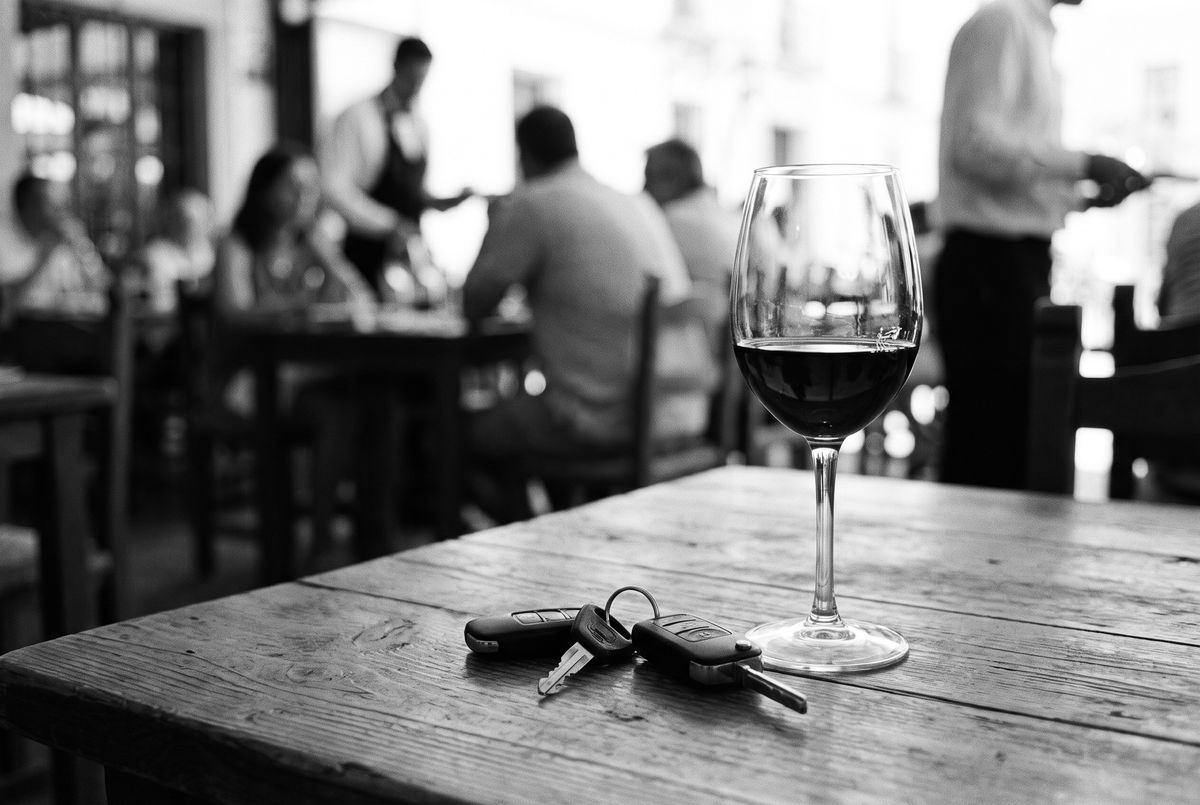 Llaves del coche y copa de vino
