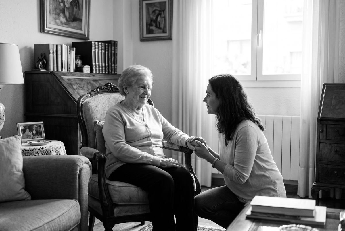 Persona mayor acompañada por su hija