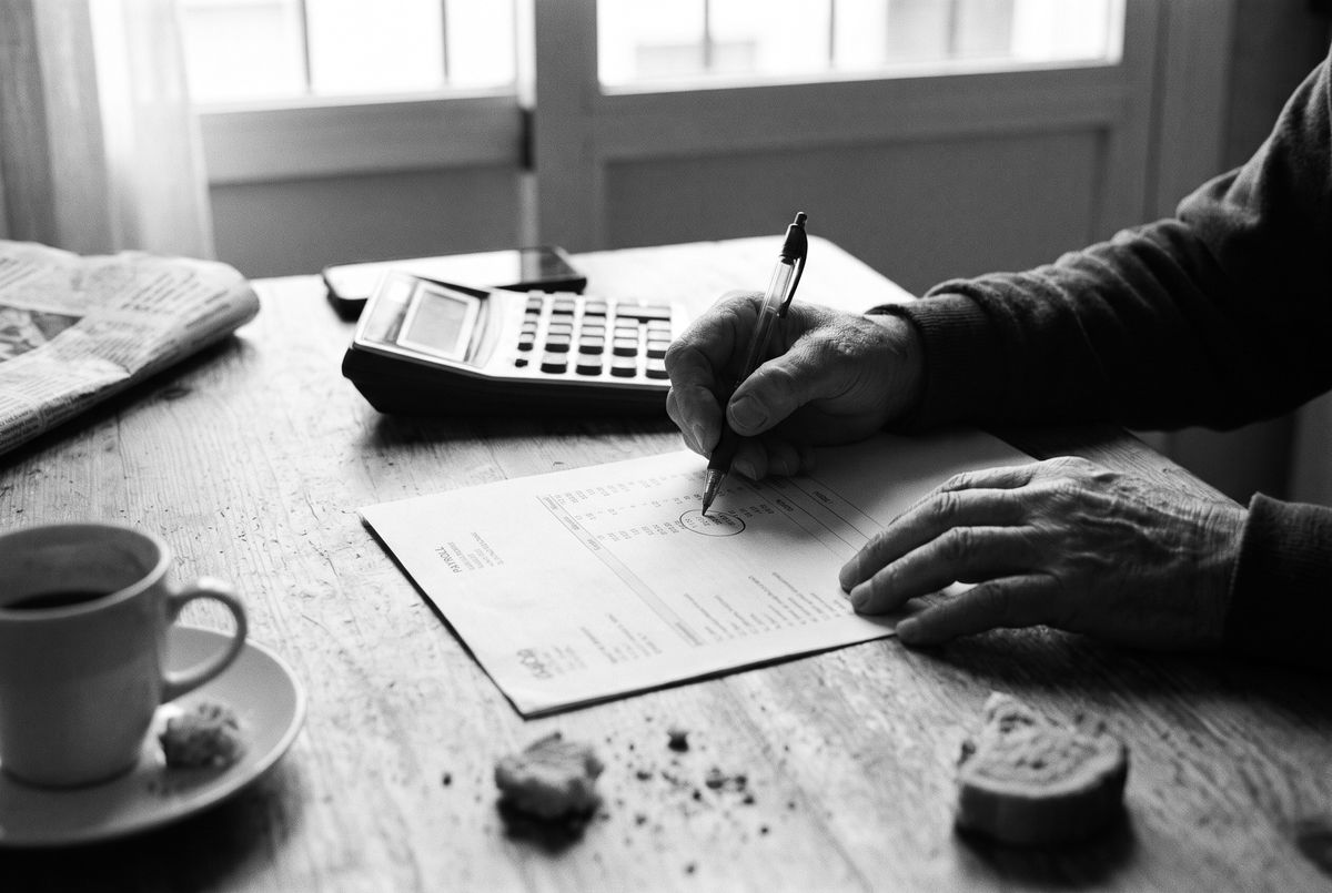 Trabajador revisando su nómina