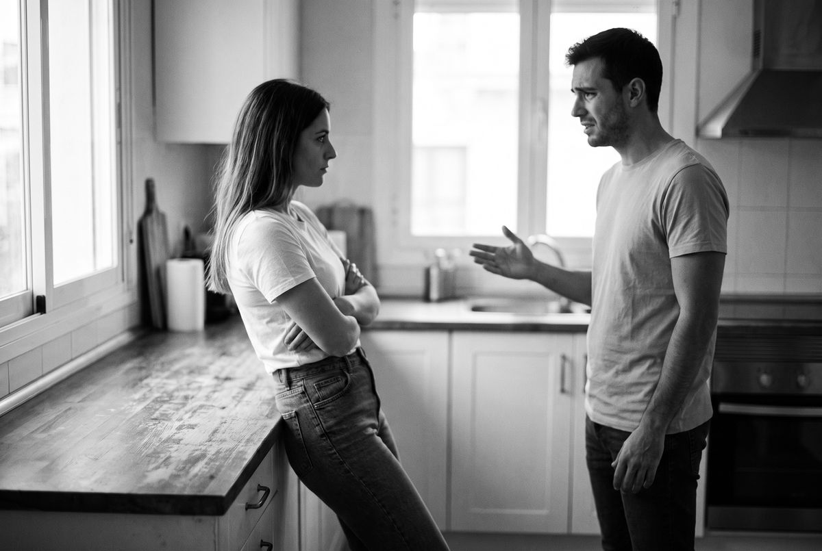 Pareja discutiendo en casa